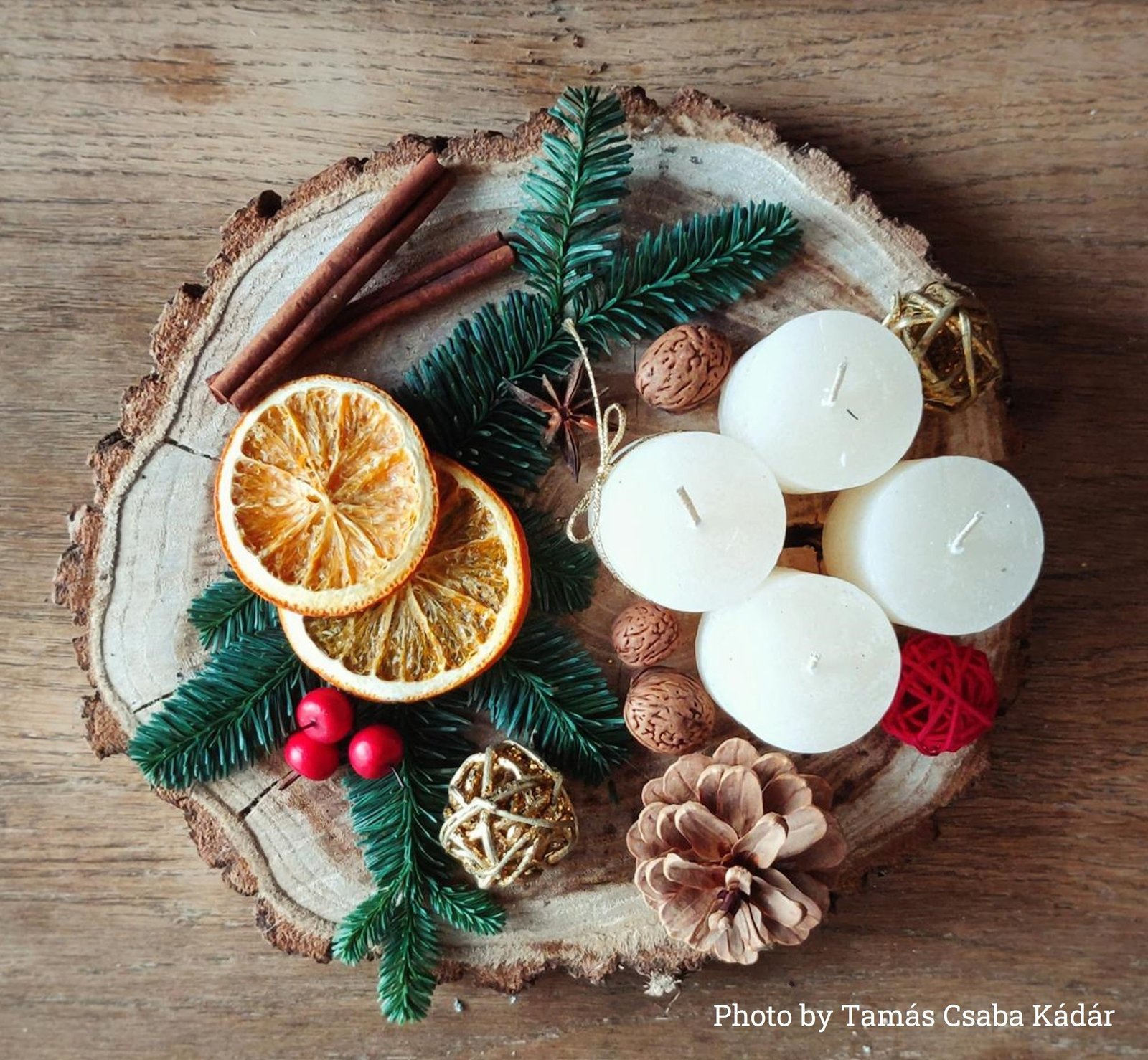 smell of candles and dried fruits and cinnamon